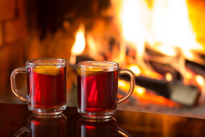 Glühwein am Kamin im Chalet