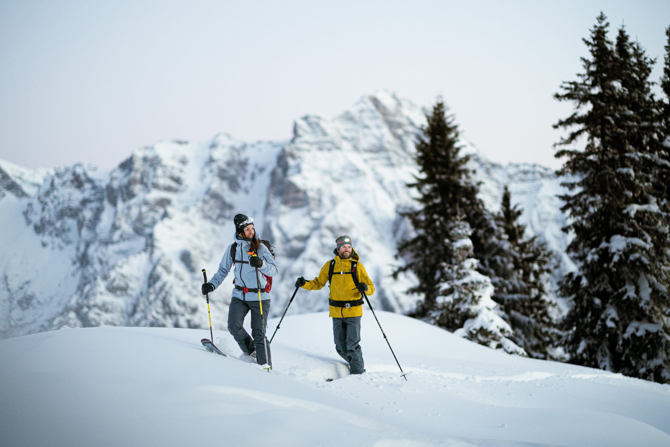 Skitour in verschneiter Berglandschaft