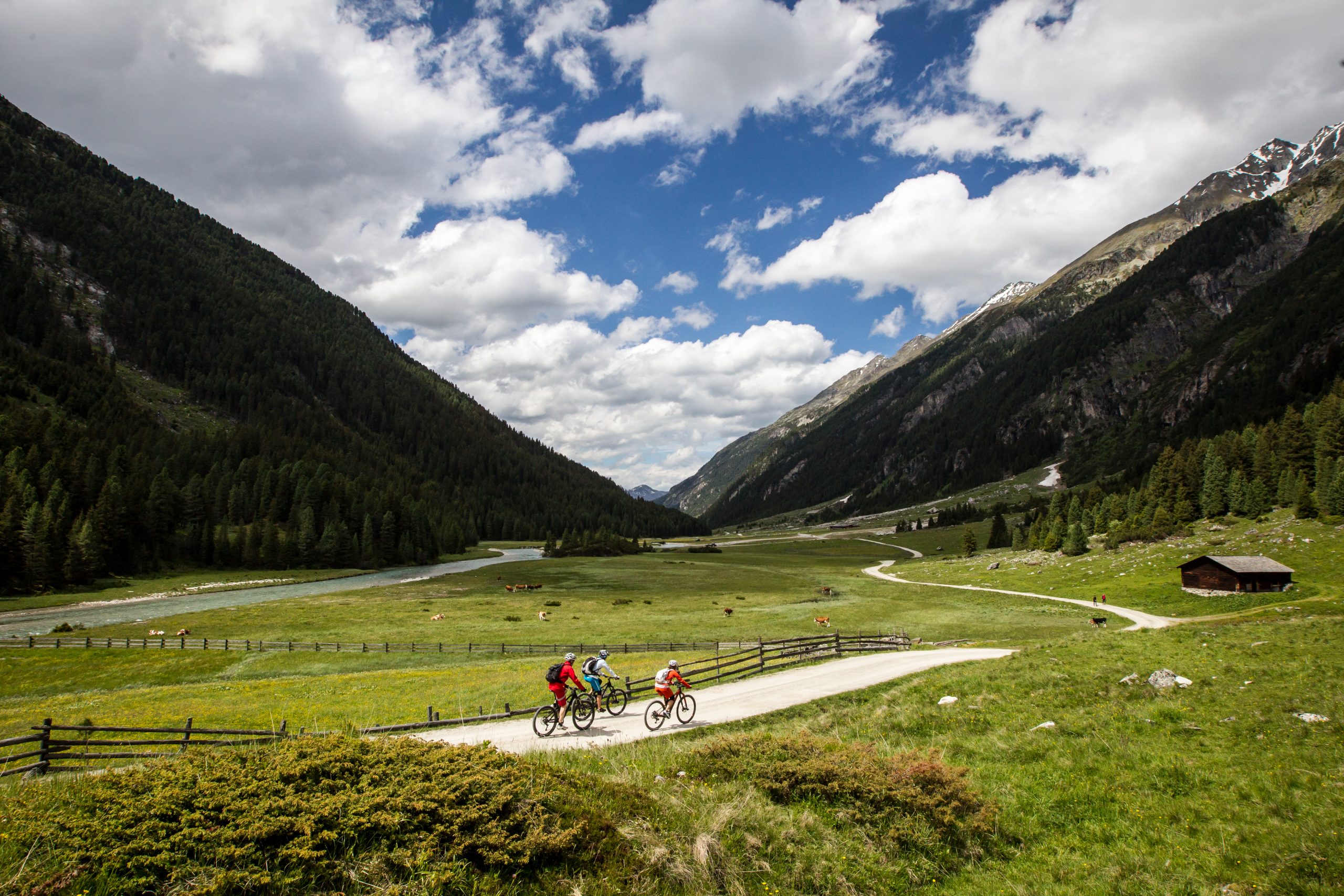 Chaletdorf in alpiner Berglandschaft