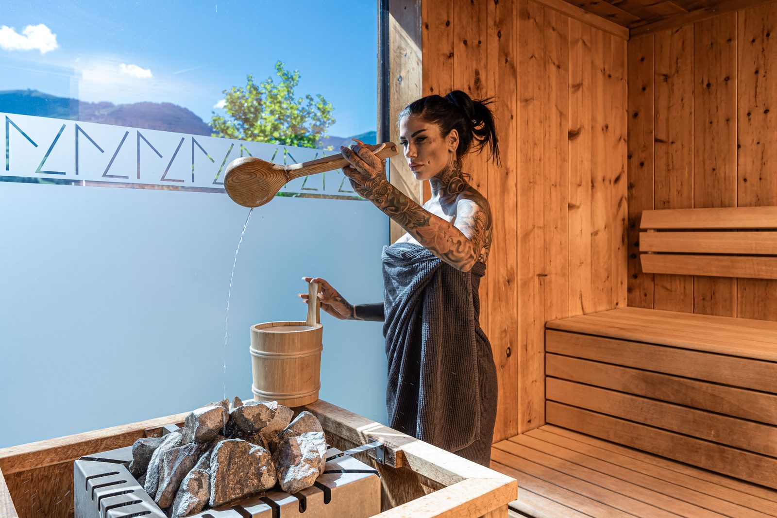 Panoramasauna beim Wellnessurlaub im Chalet