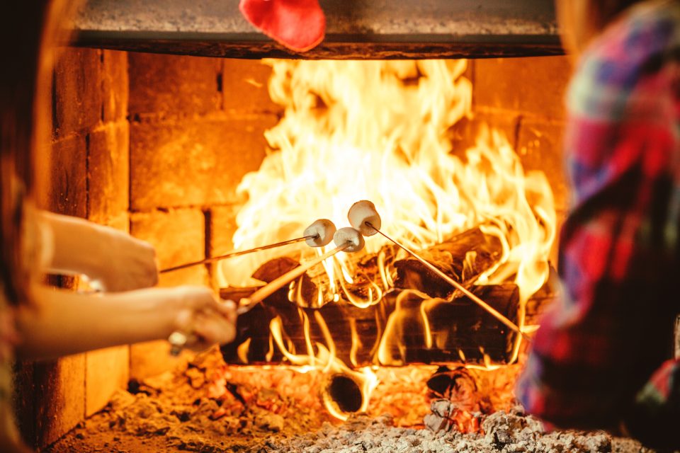 Marshmallows am Lagerfeuer beim Chaleturlaub