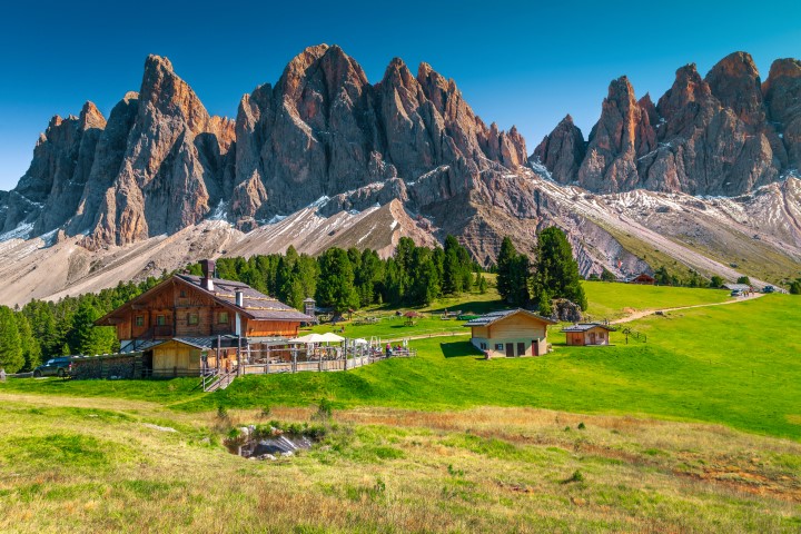 Chalets mit imposanter Gebirgsgruppe im Hintergrund