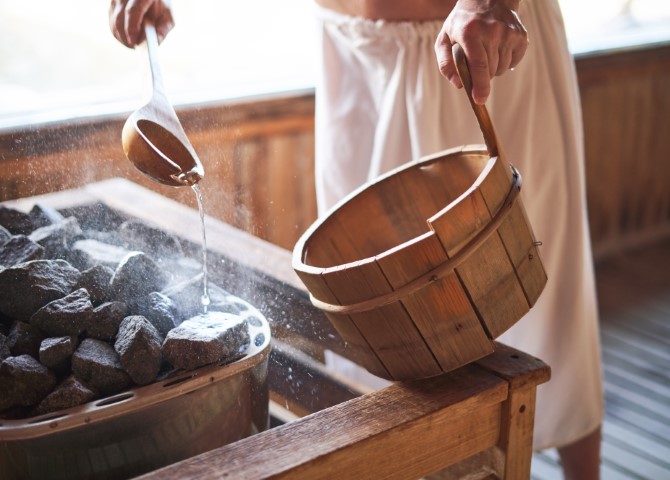 Aufgießen in der Finnischen Sauna 